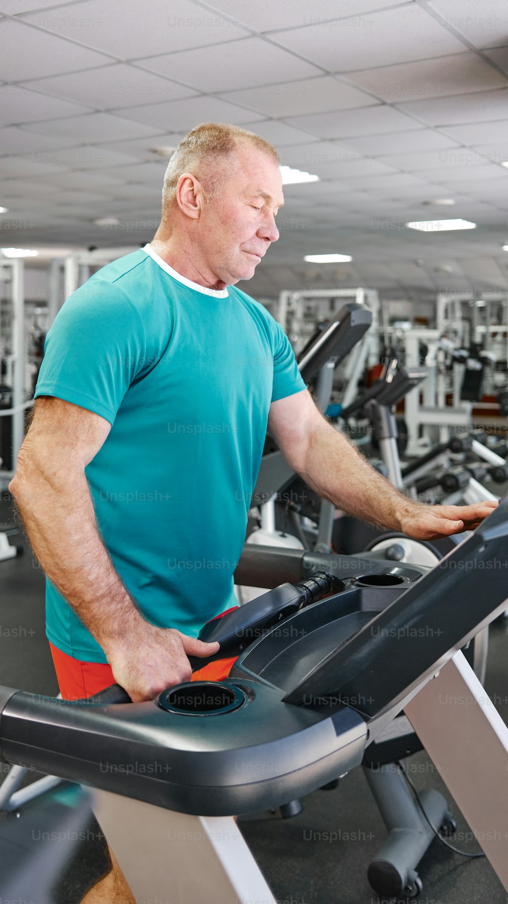 Un hombre en una cinta de correr en un gimnasio