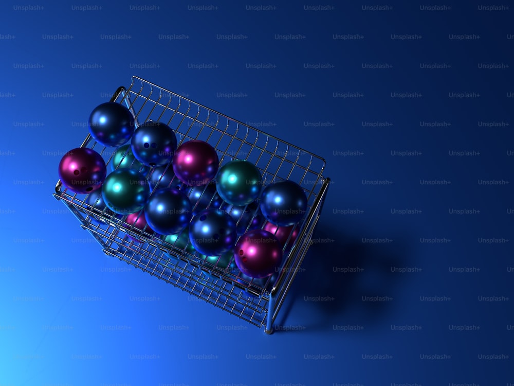 uma cesta de arame cheia de bolas coloridas em um fundo azul