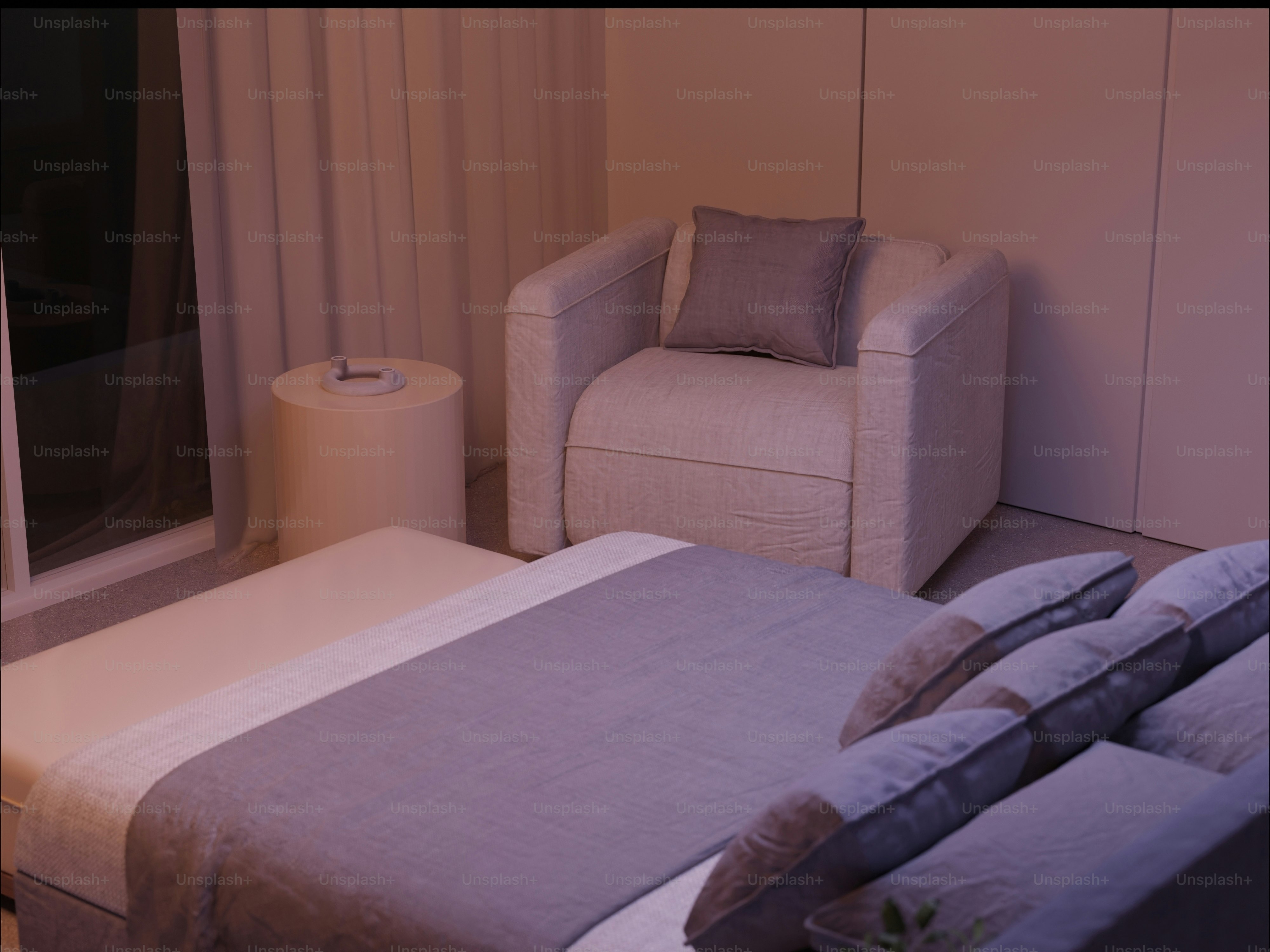 Foto Una silla y una cama en una habitación – Fondo de pantalla Imagen ...