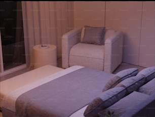 uma cadeira e uma cama em um quarto