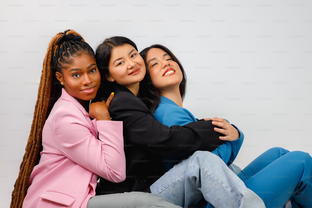 나란히 앉아 있는 세 명의 여성 그룹