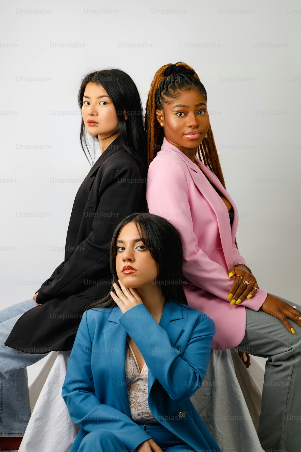 un gruppo di tre donne sedute una accanto all'altra