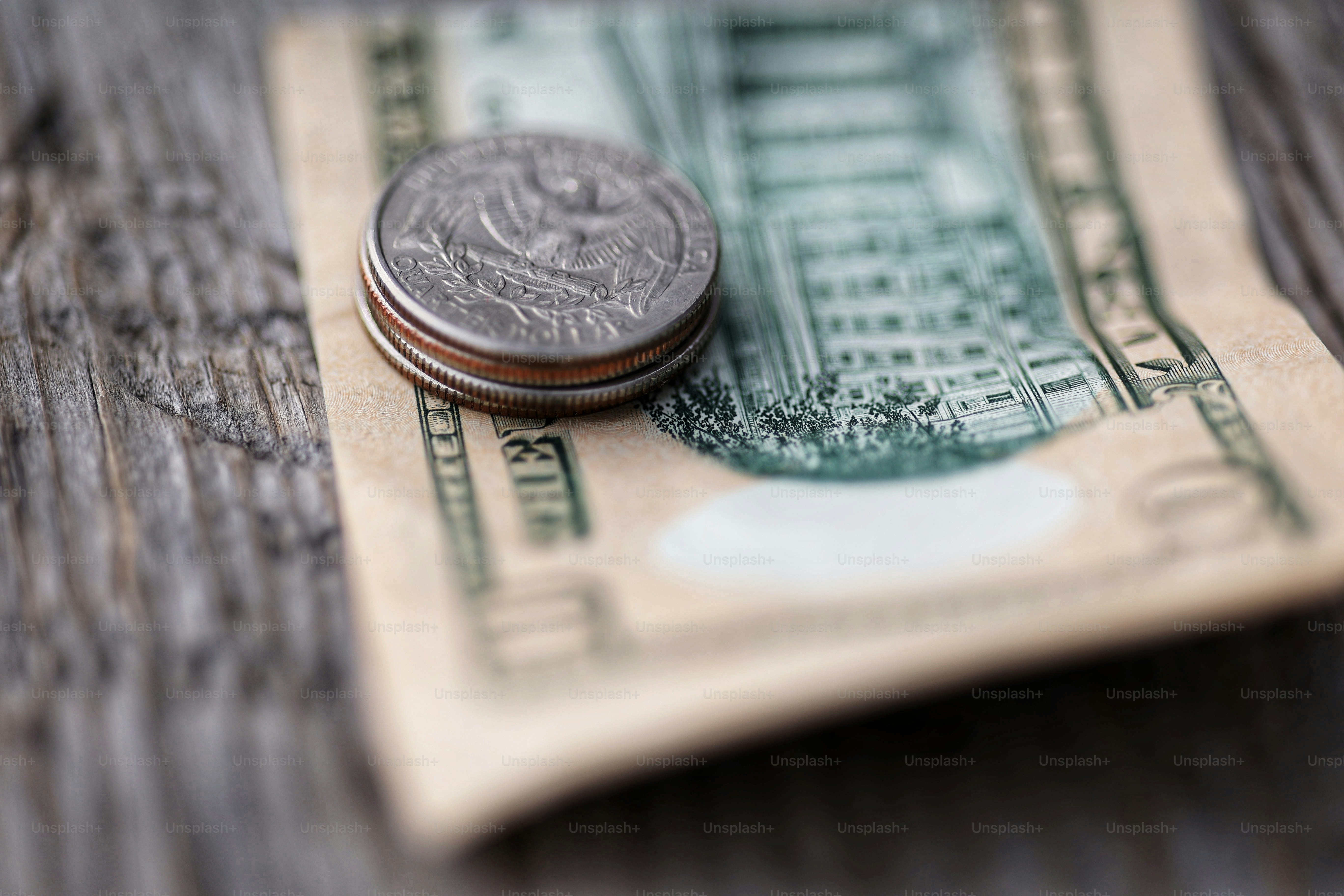 Ein Penny sitzt auf einem Holztisch