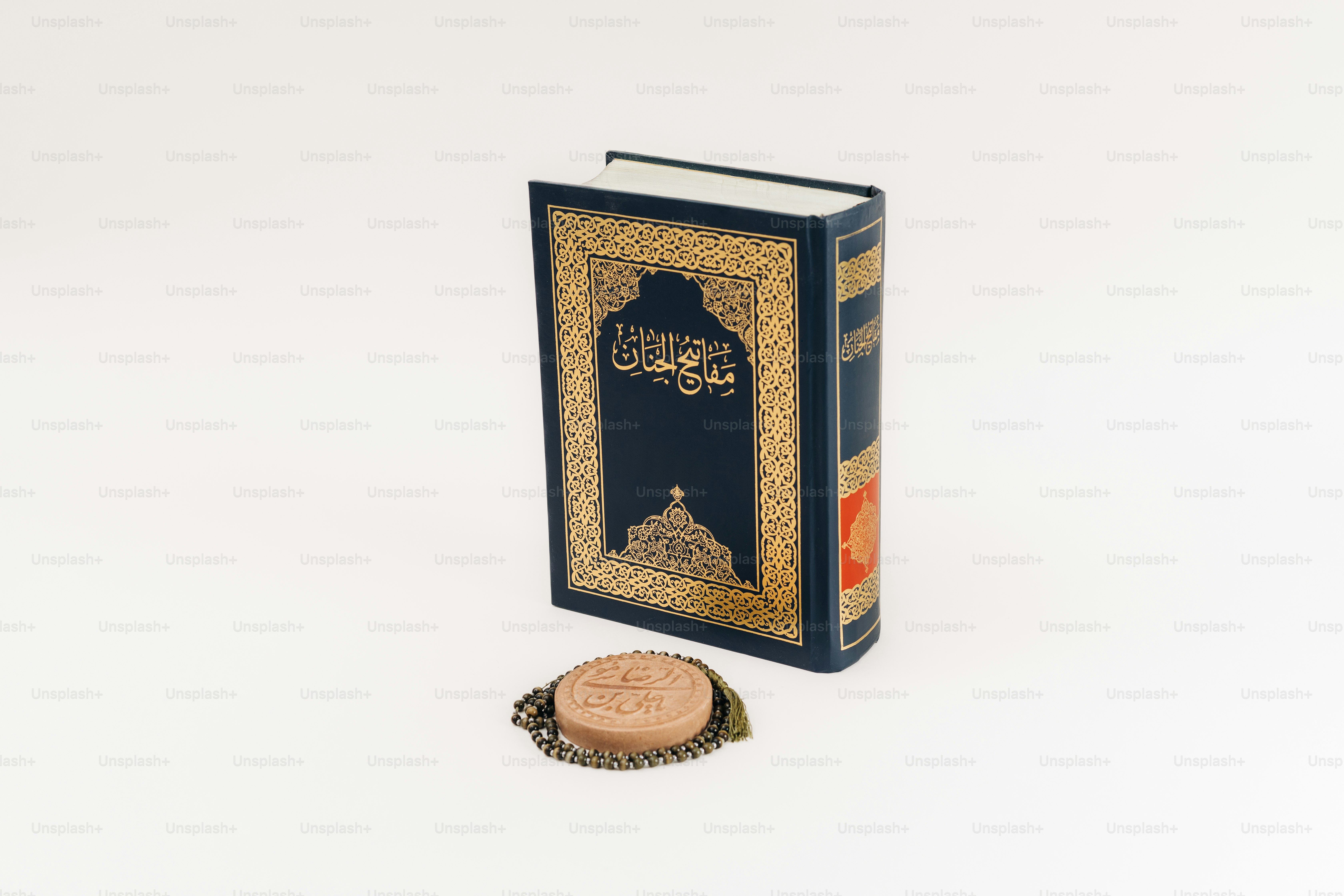 l’image d’un livre et d’une pièce de monnaie