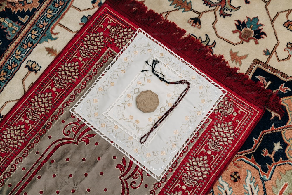 un trozo de tela encima de una alfombra