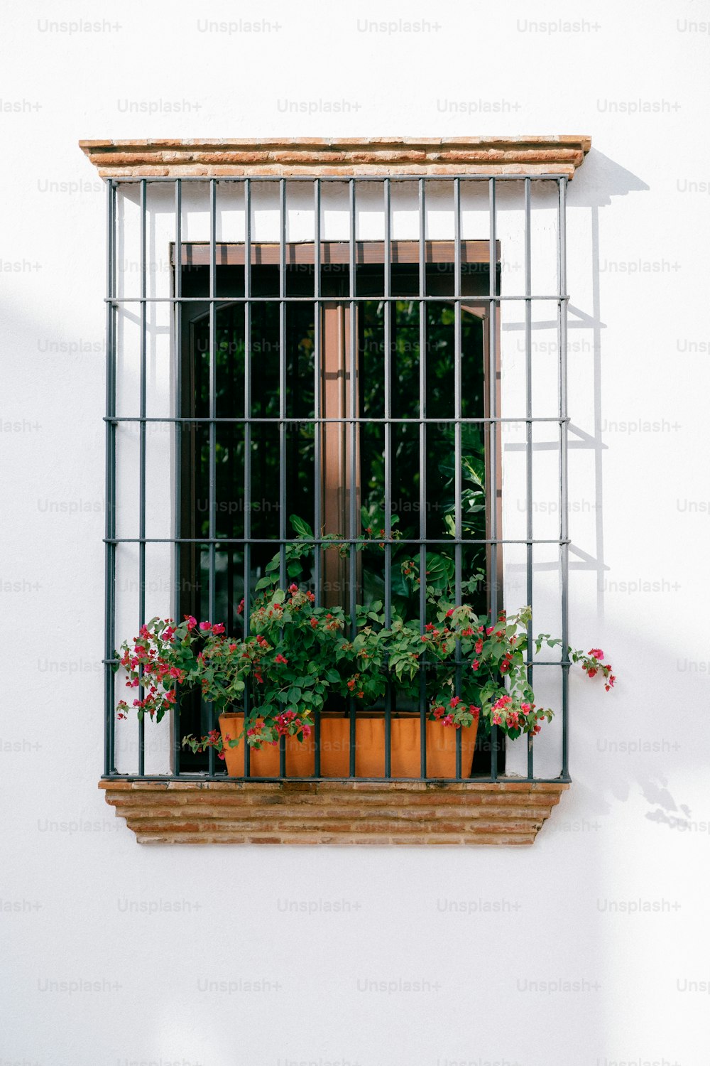 ein Fenster, in dem sich ein Blumenstrauß befindet