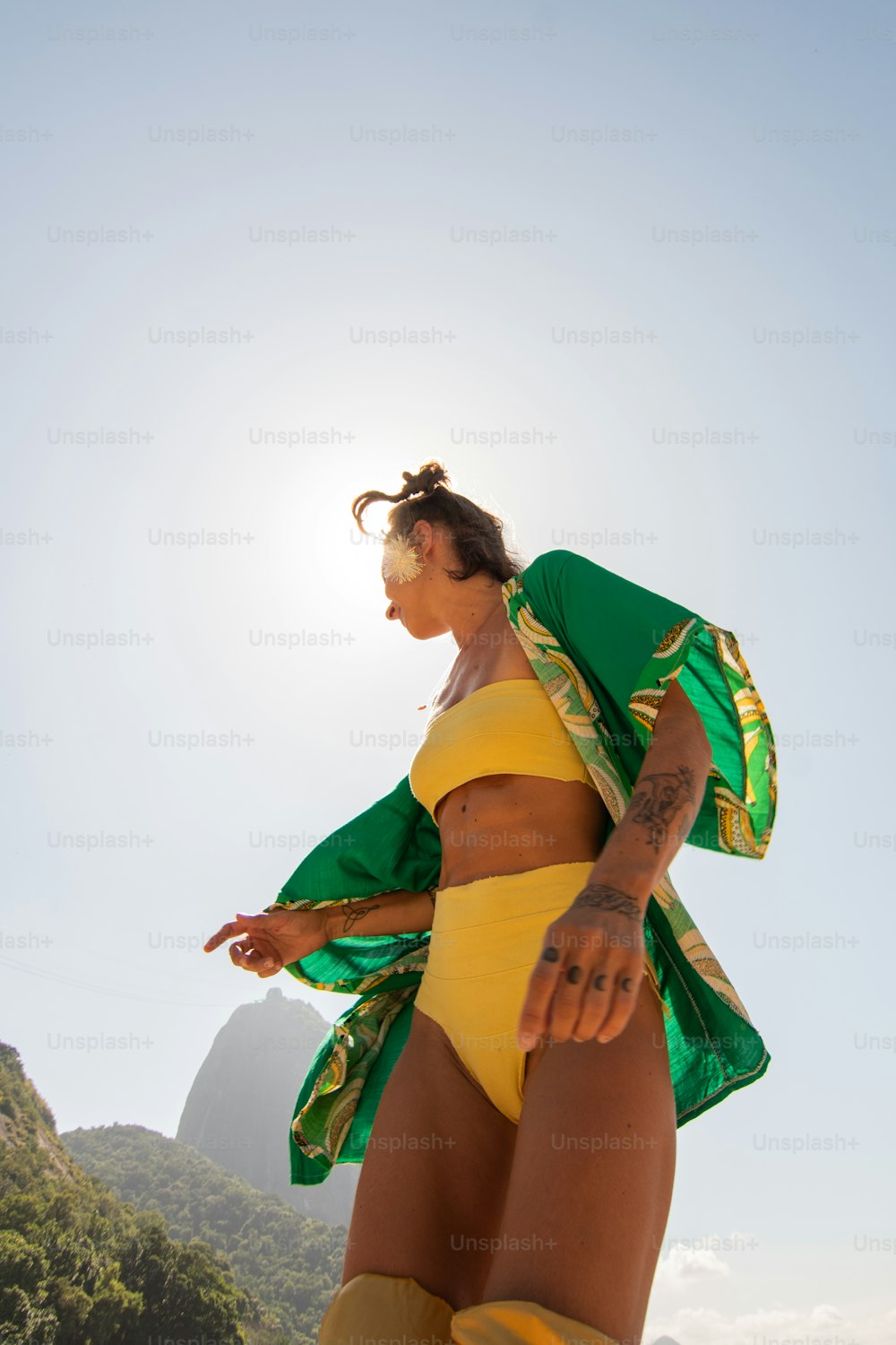 uma mulher em uma roupa amarela e verde