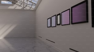 um quarto com uma parede branca e quatro quadros emoldurados na parede