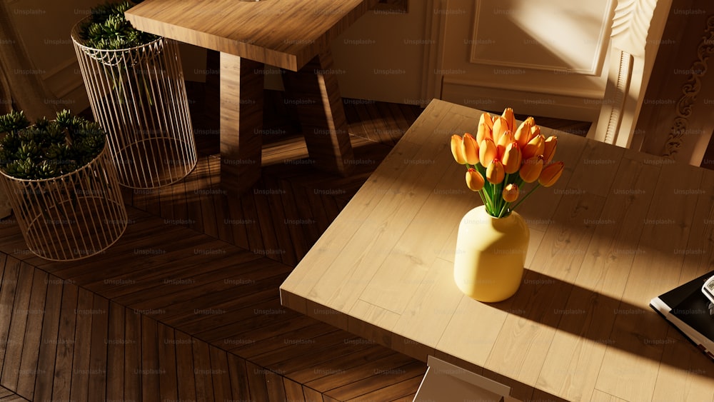 eine gelbe Vase mit orangefarbenen Blumen auf einem Holztisch