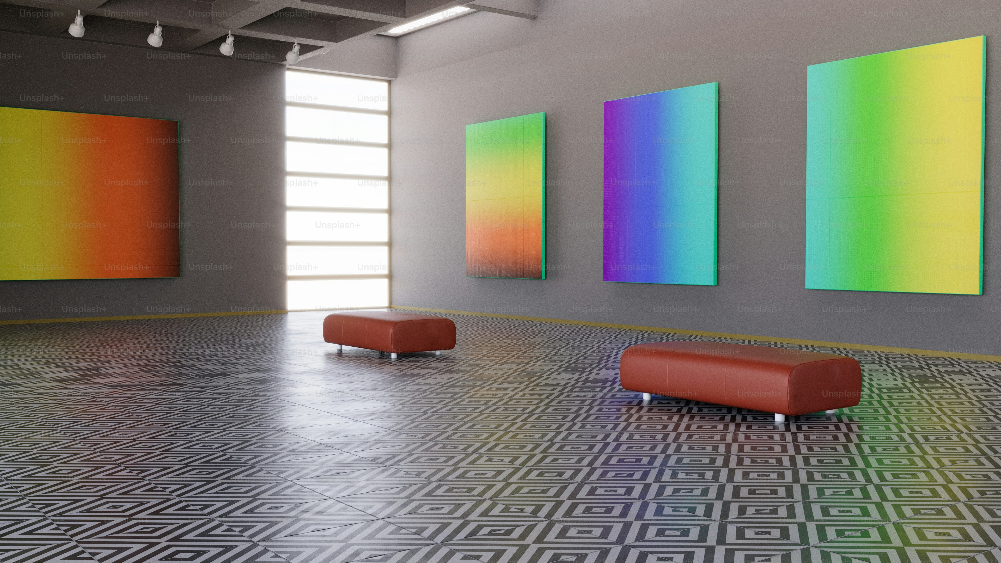 Une grande salle avec trois peintures colorées sur le mur