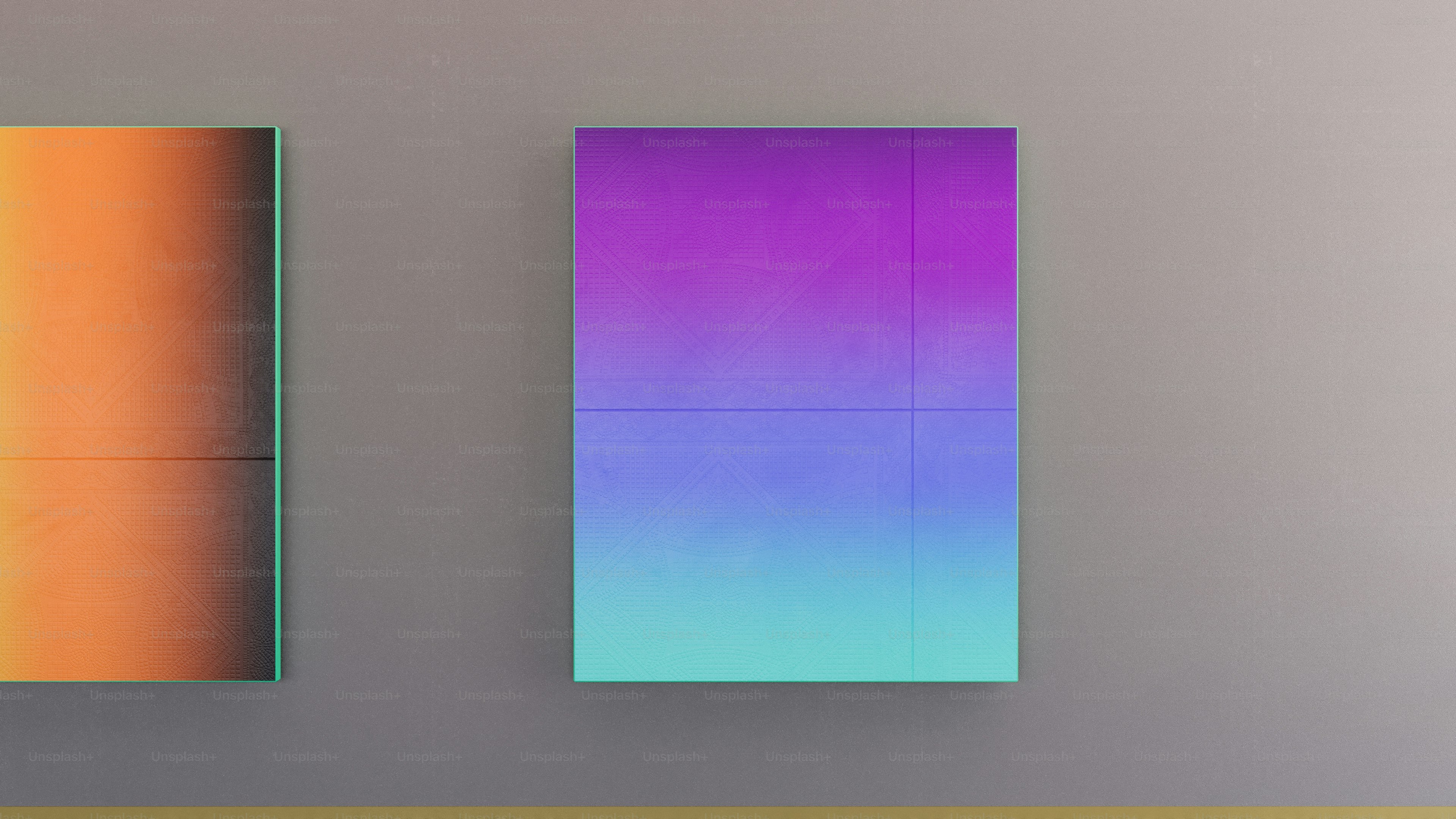 un couple de peintures sur un mur l’un à côté de l’autre