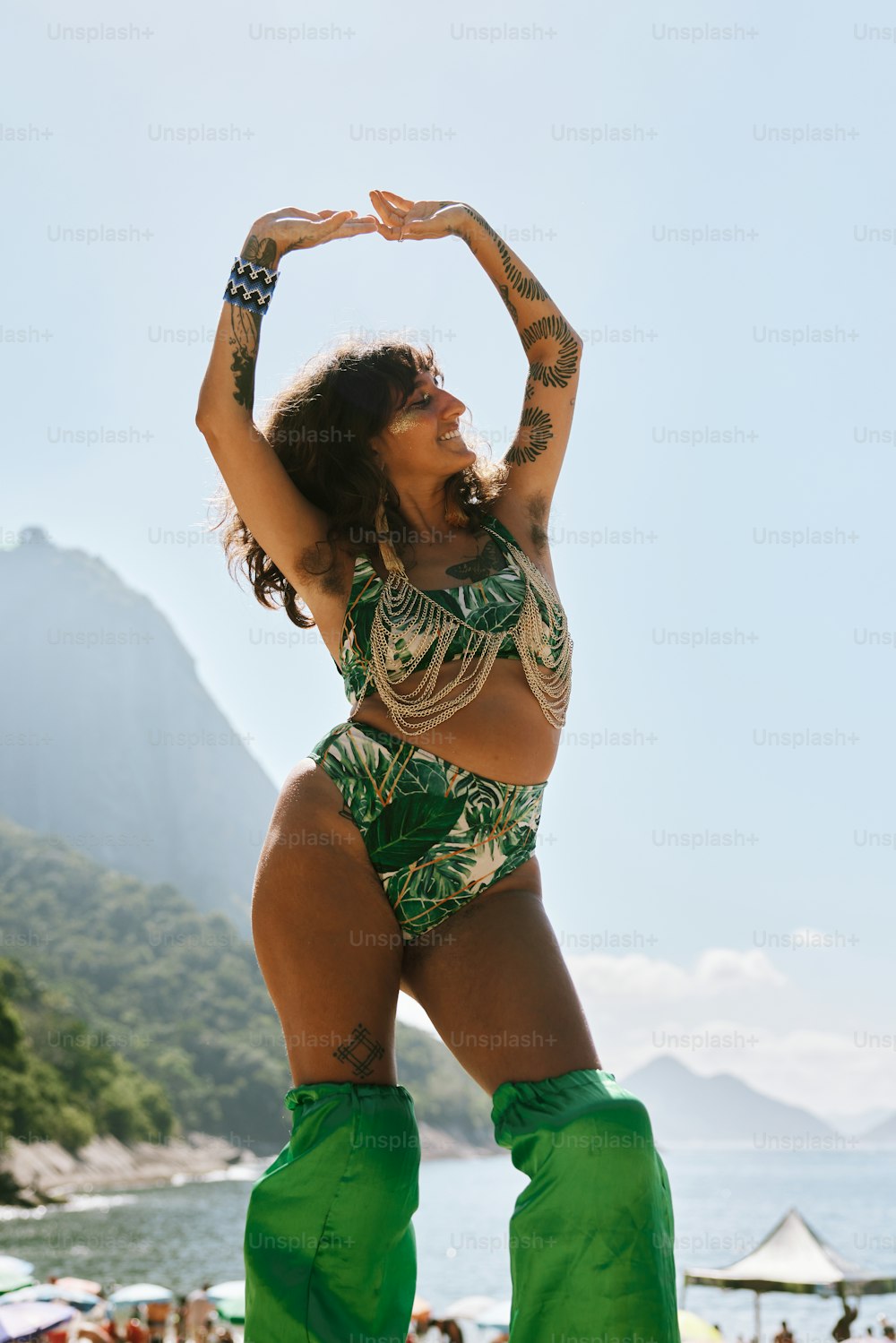 Eine Frau in grünem Bikini-Oberteil und grüner Hose