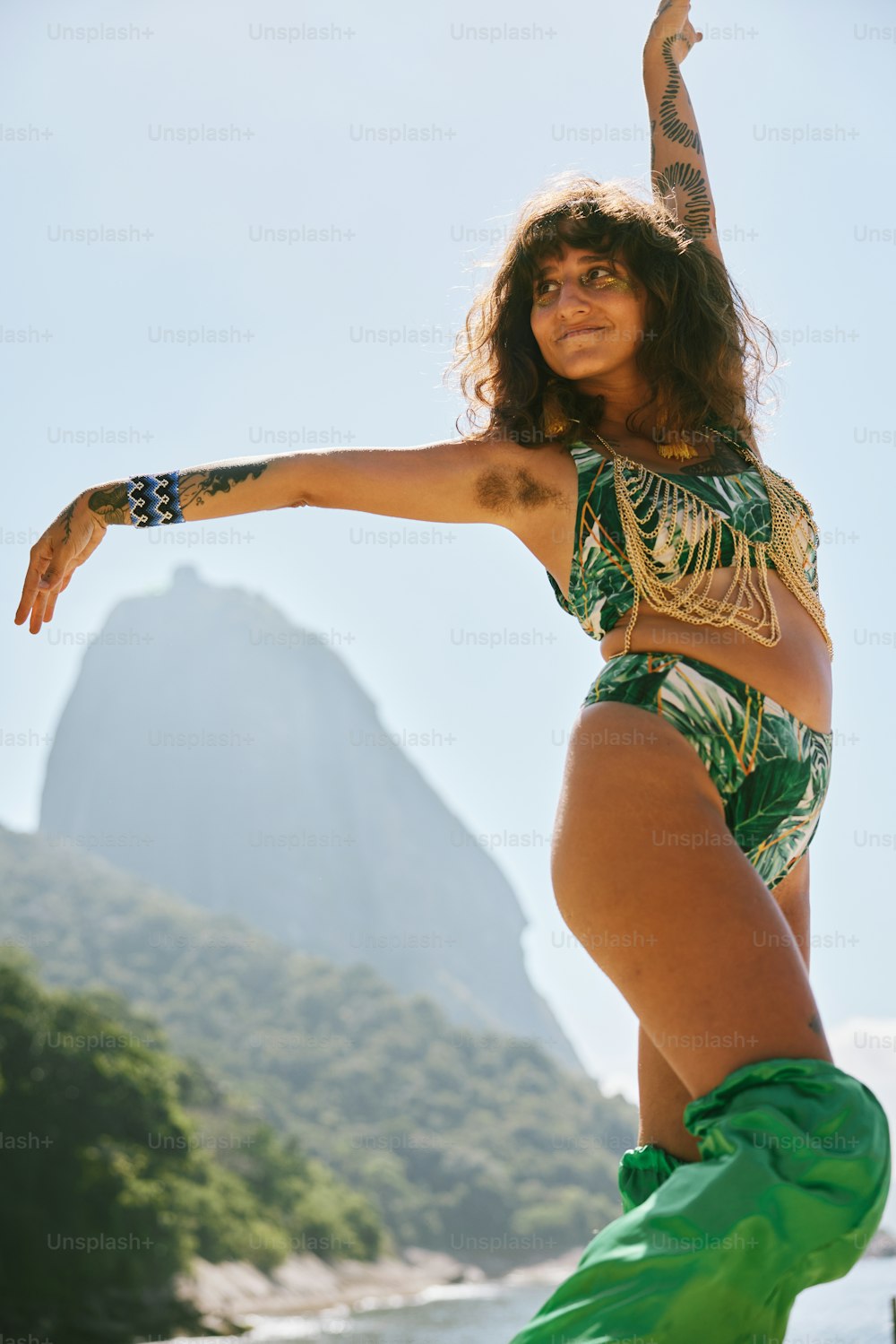 Une femme en haut de bikini et pantalon vert