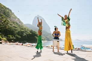 um grupo de mulheres de pé um ao lado do outro em uma praia