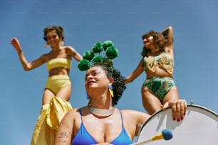 Un gruppo di donne in bikini in piedi l'una accanto all'altra