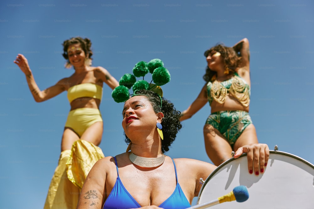 Eine Gruppe von Frauen in Bikinis, die nebeneinander stehen