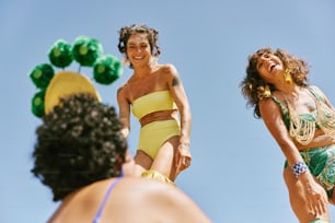 Una donna in un bikini giallo in piedi accanto a un uomo in un bikini verde