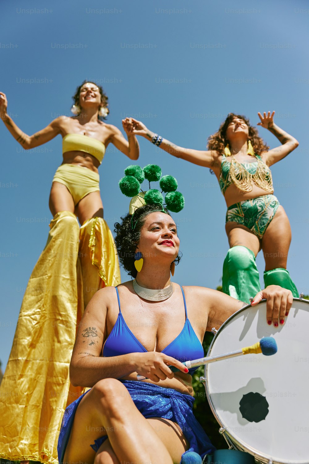 Eine Gruppe von Frauen in Bikinis sitzt nebeneinander