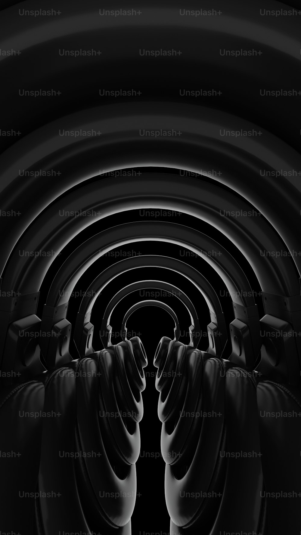 Une photo en noir et blanc d’un tunnel