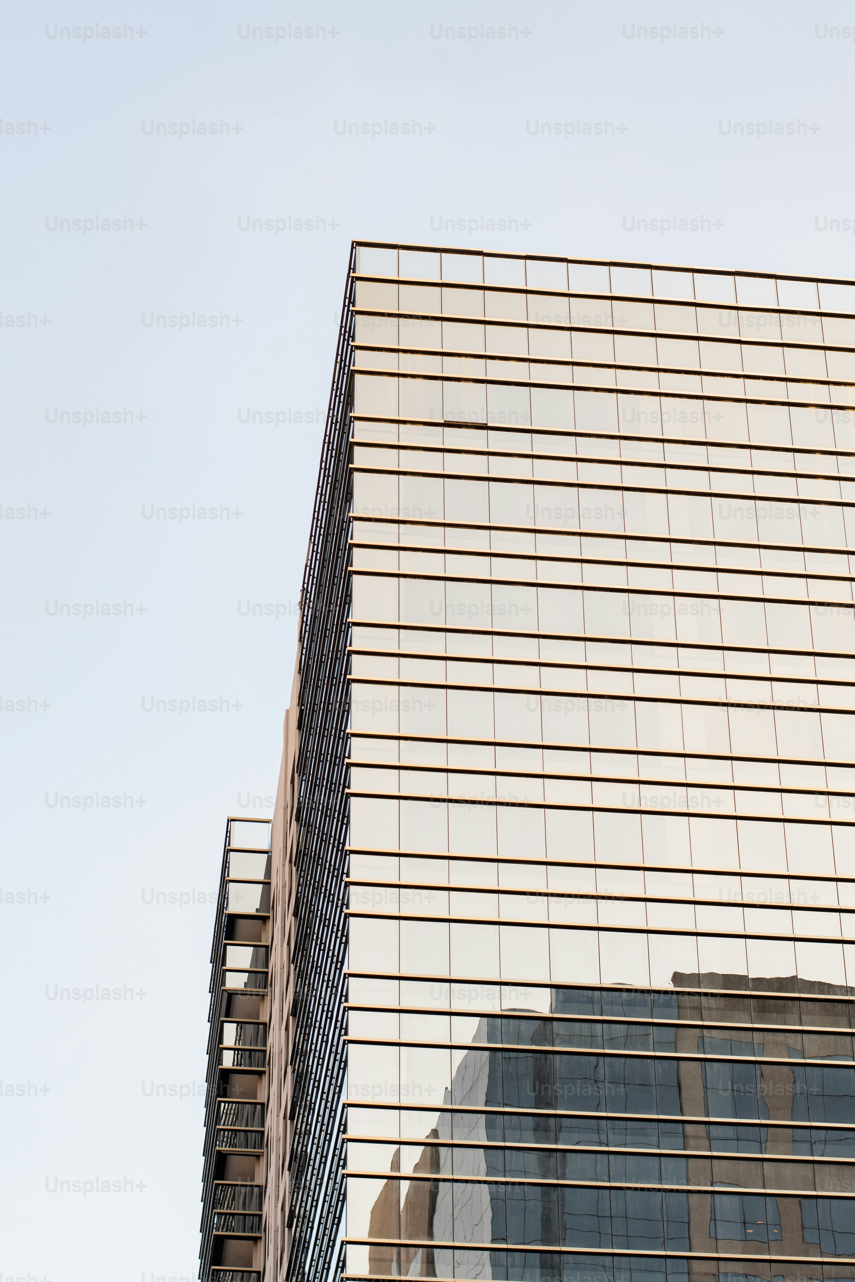 um edifício muito alto com um relógio ao seu lado