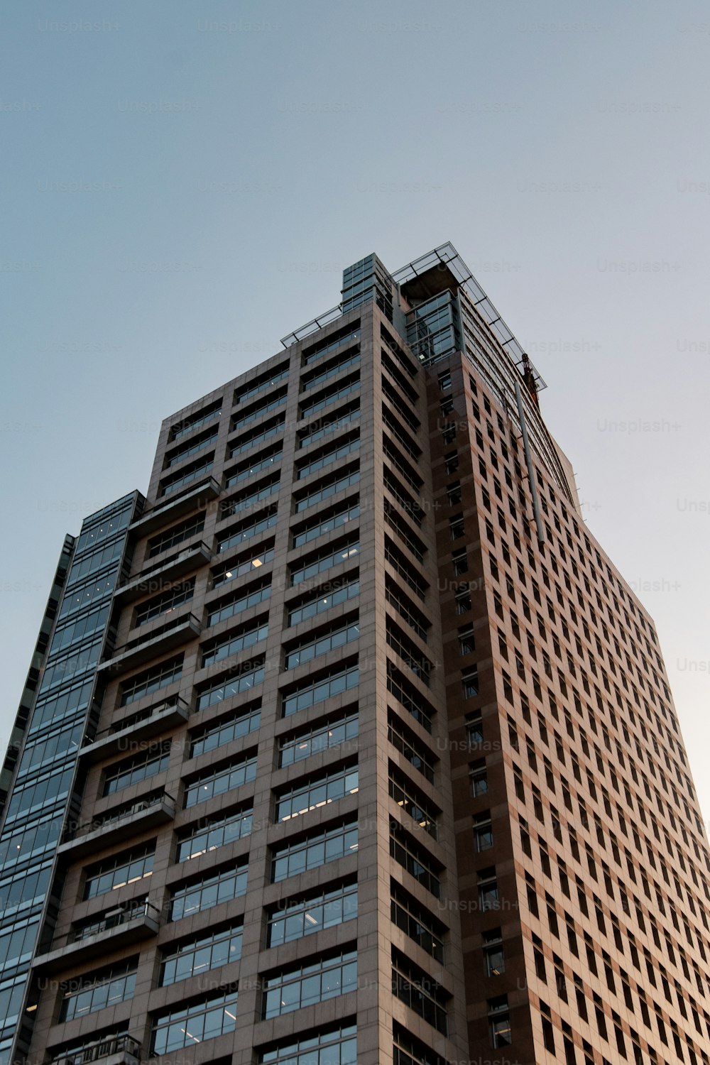 Un edificio alto de color marrón con muchas ventanas