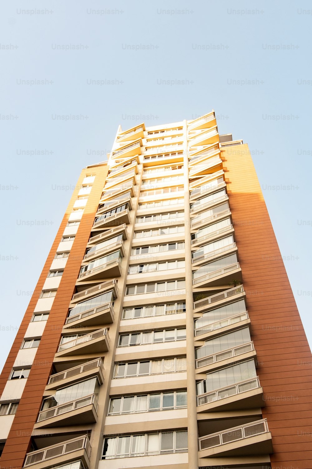 Un edificio alto con balcones en la parte superior
