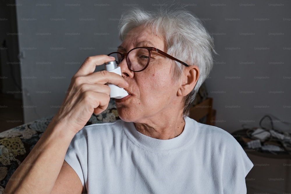 Eine Frau mit Brille putzt sich die Nase