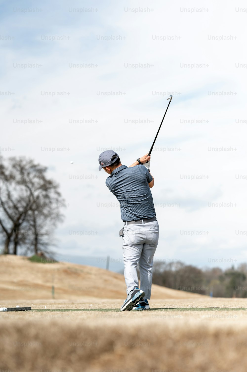 Ein Mann schwingt einen Golfschläger auf einem Golfplatz