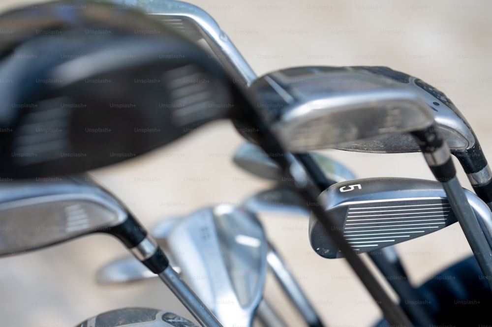 um close up de um conjunto de tacos de golfe