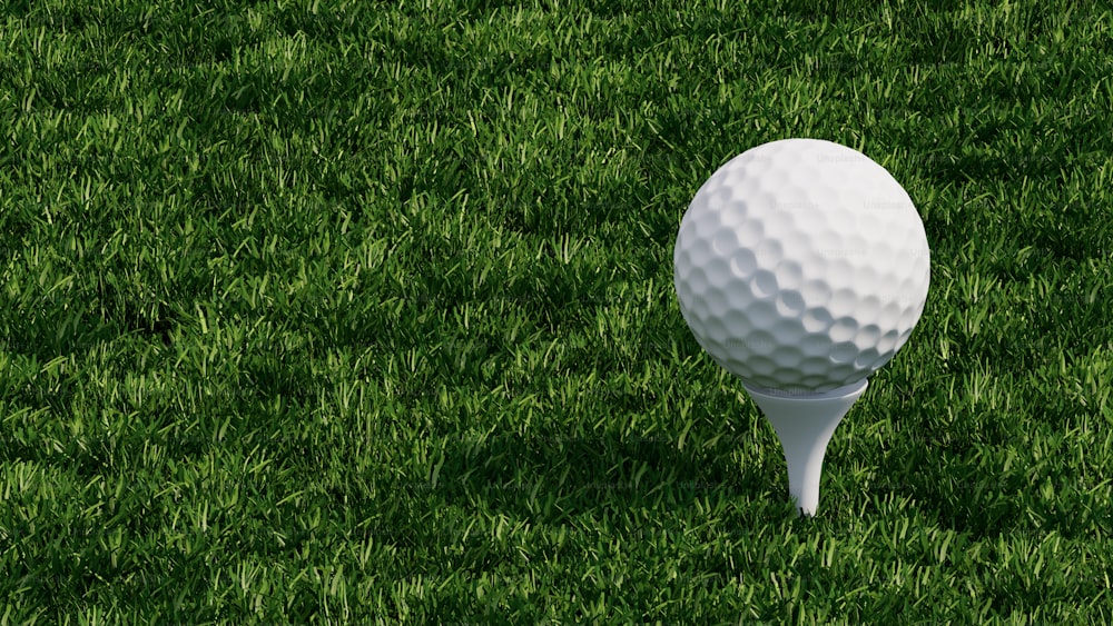 uma bola de golfe branca sentada em cima de um campo verde