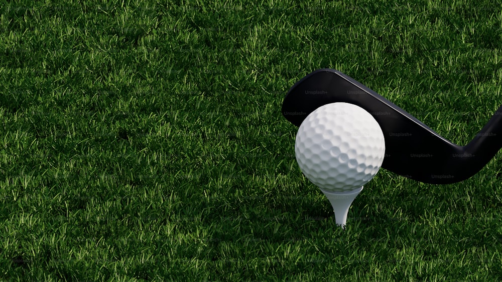 Golfball und Abschlag auf dem Rasen