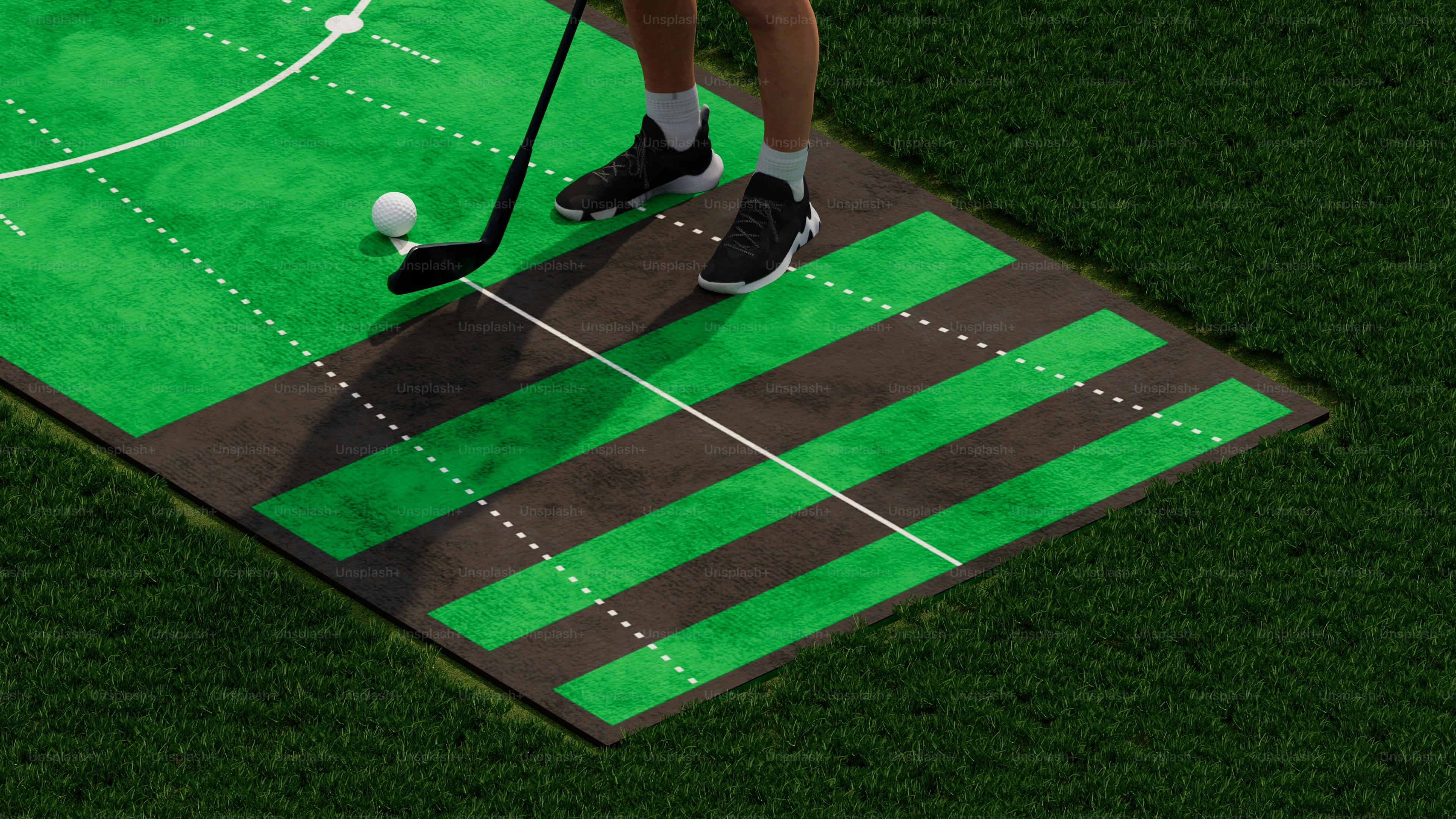 ゴルフボールを持ったフィールドにいる人