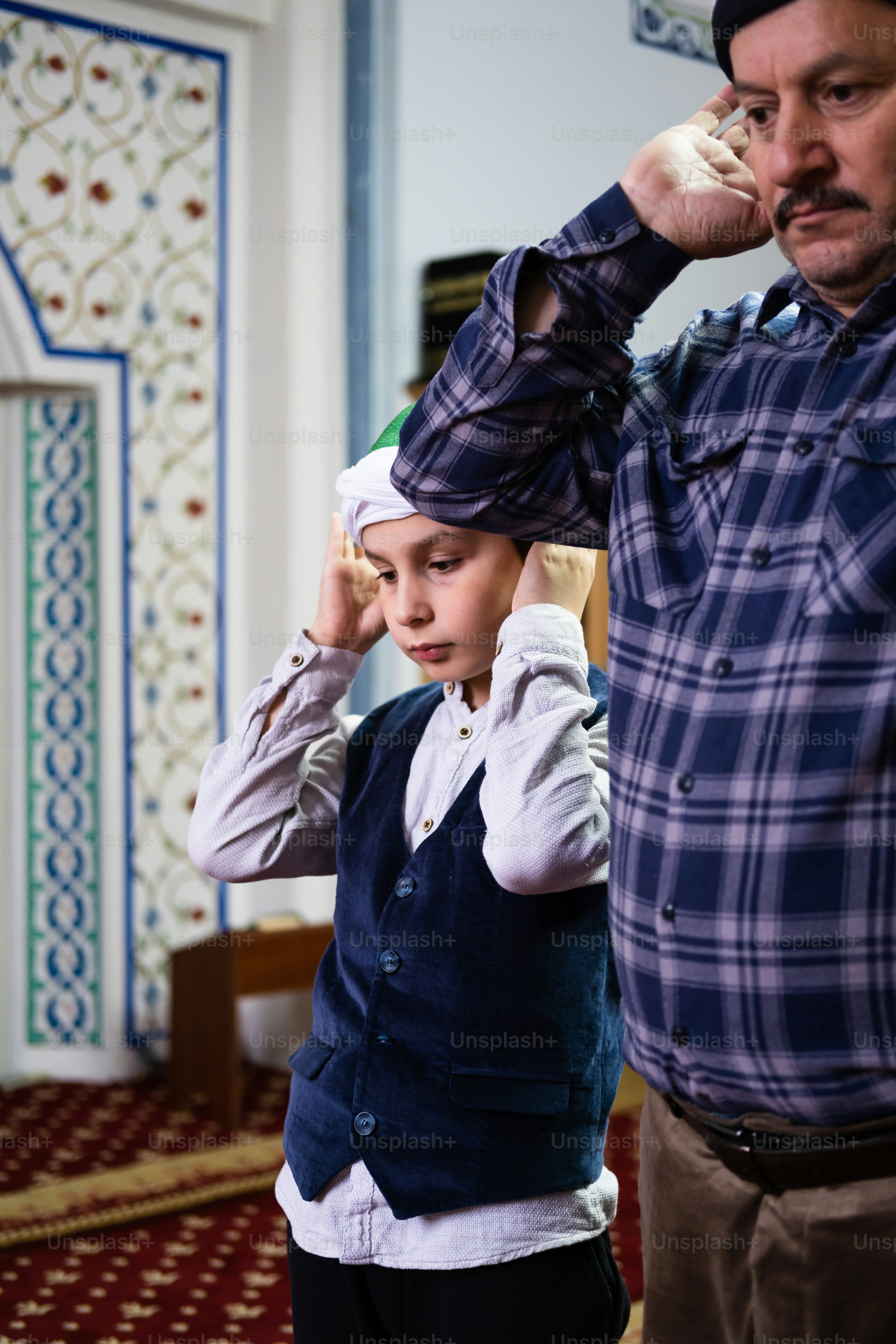 Ein Mann, der neben einem kleinen Mädchen telefoniert