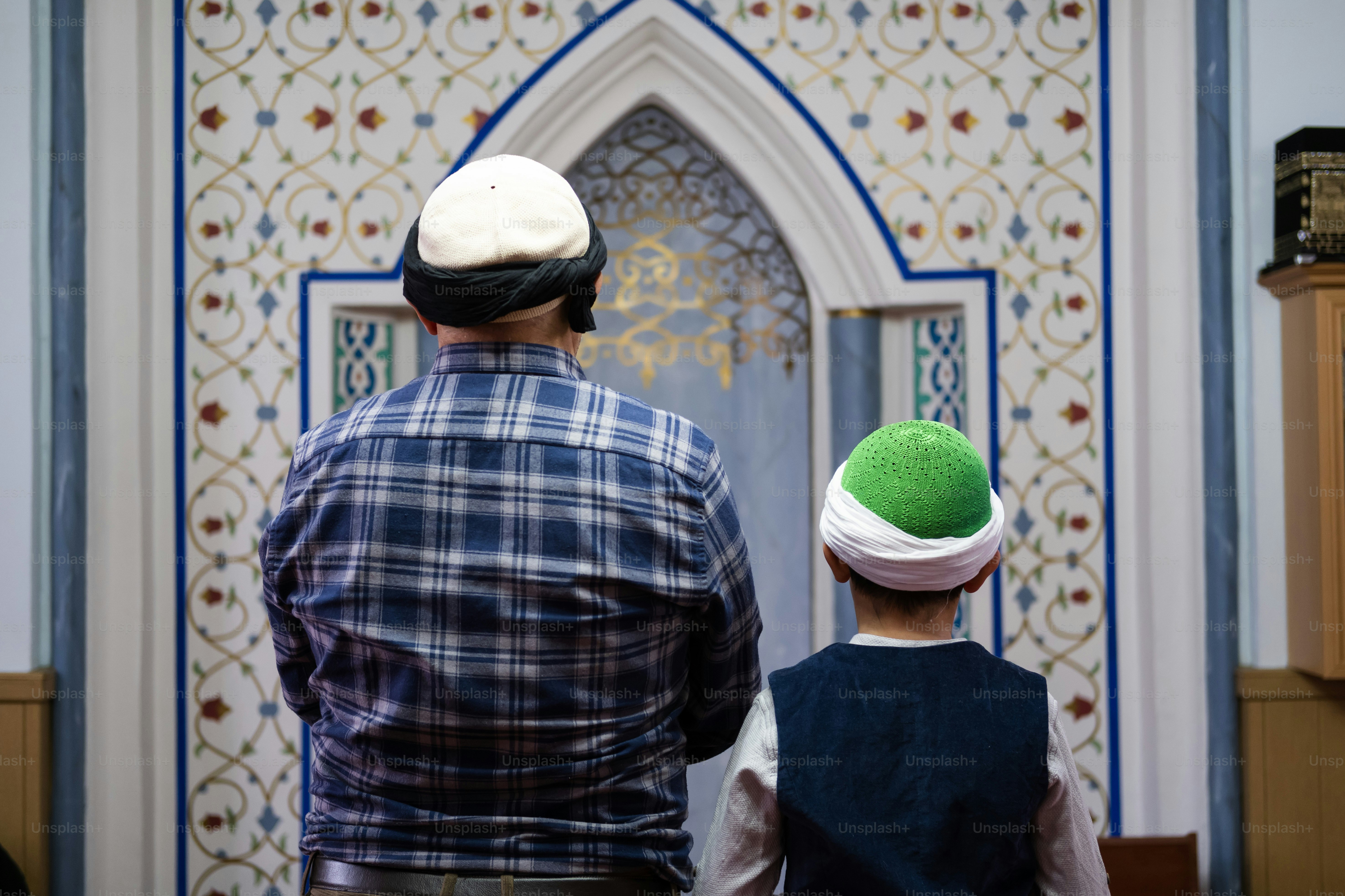 Ein paar Männer stehen nebeneinander