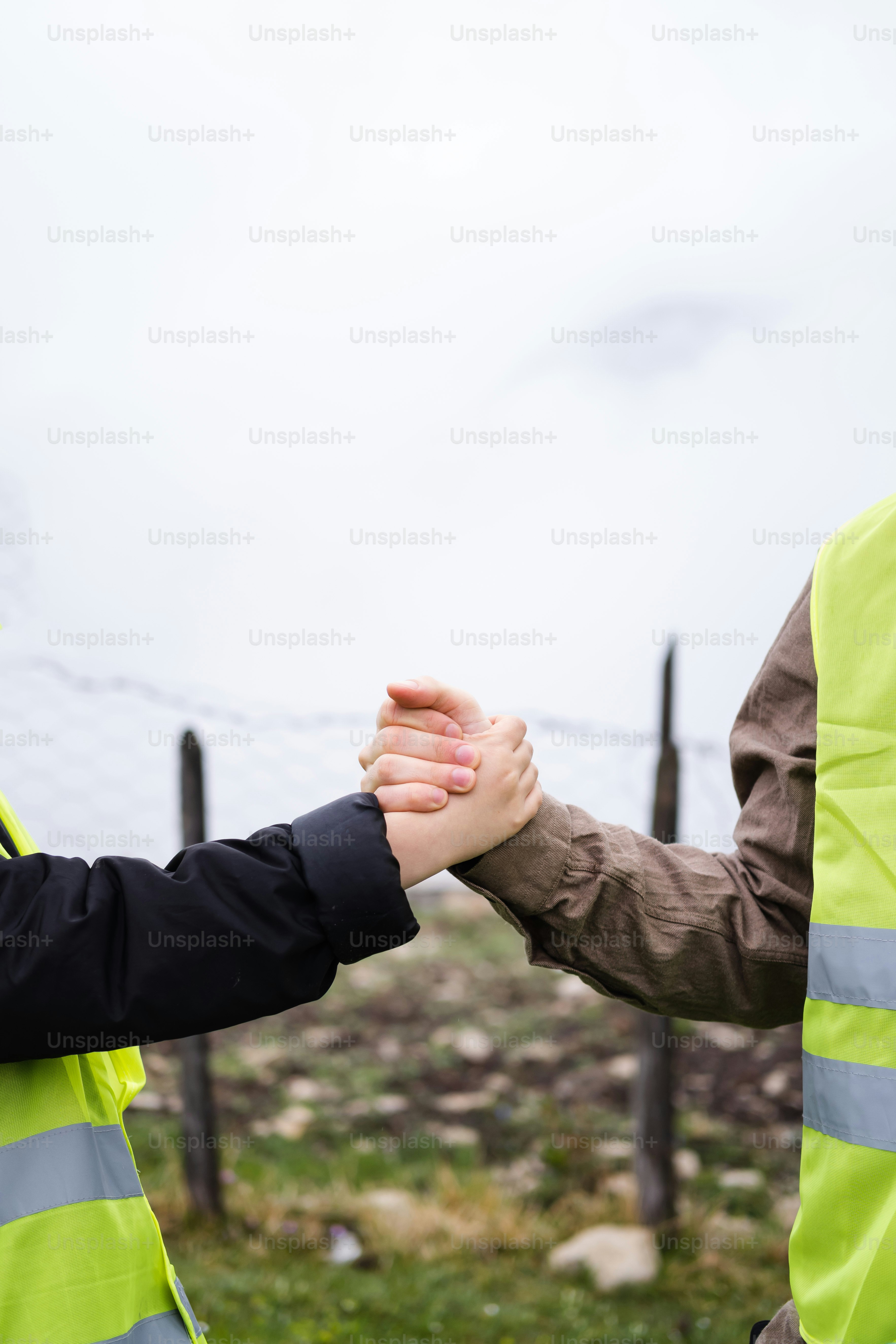 um par de pessoas que estão de mãos dadas