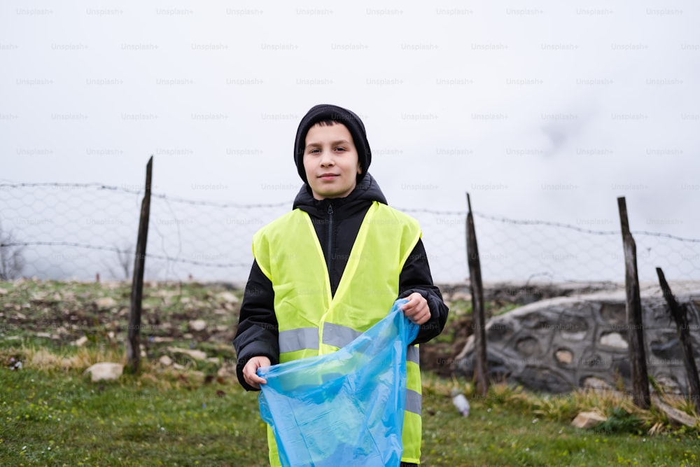 Un homme en gilet jaune tenant un sac bleu