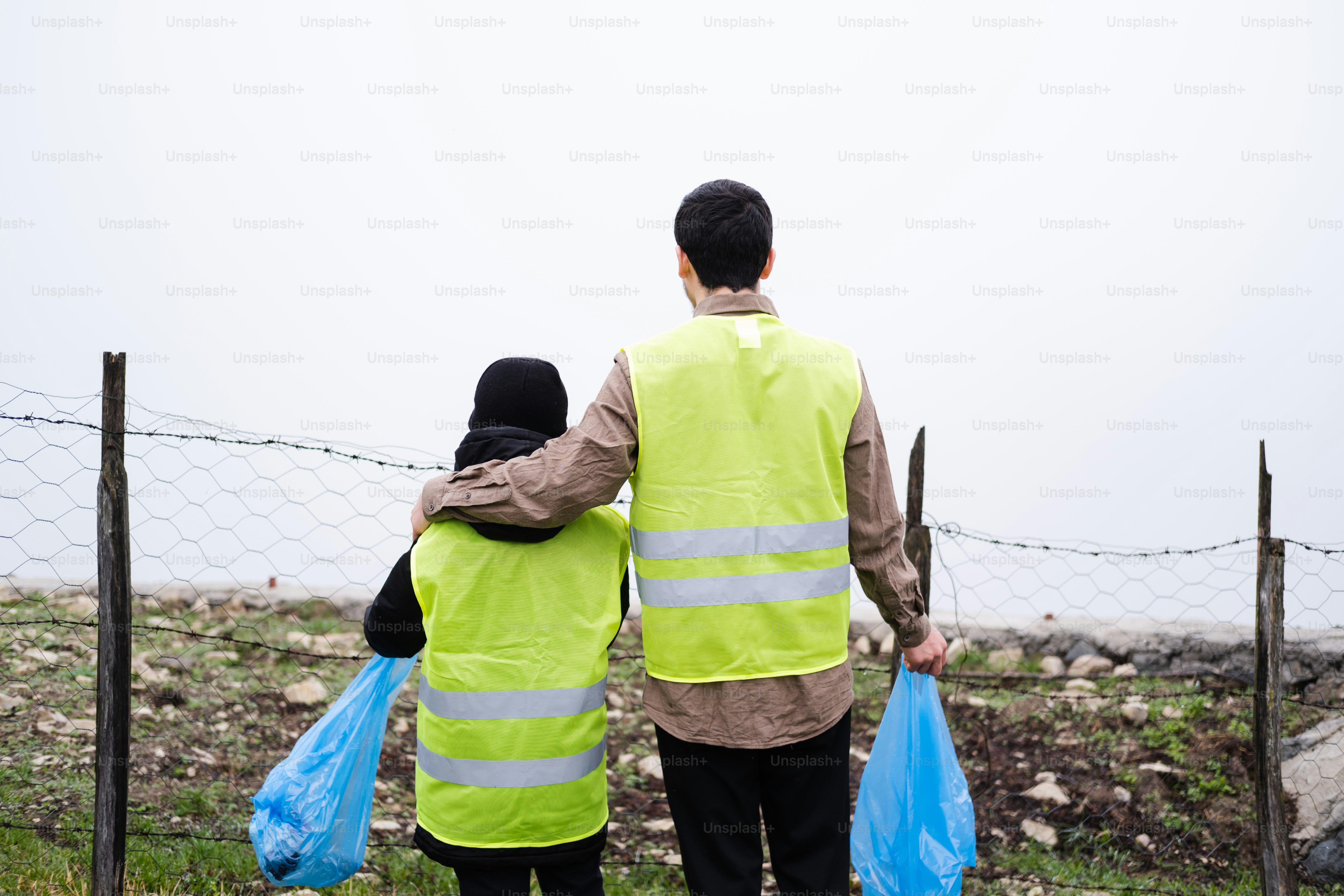 Ein paar Leute, die im Gras stehen