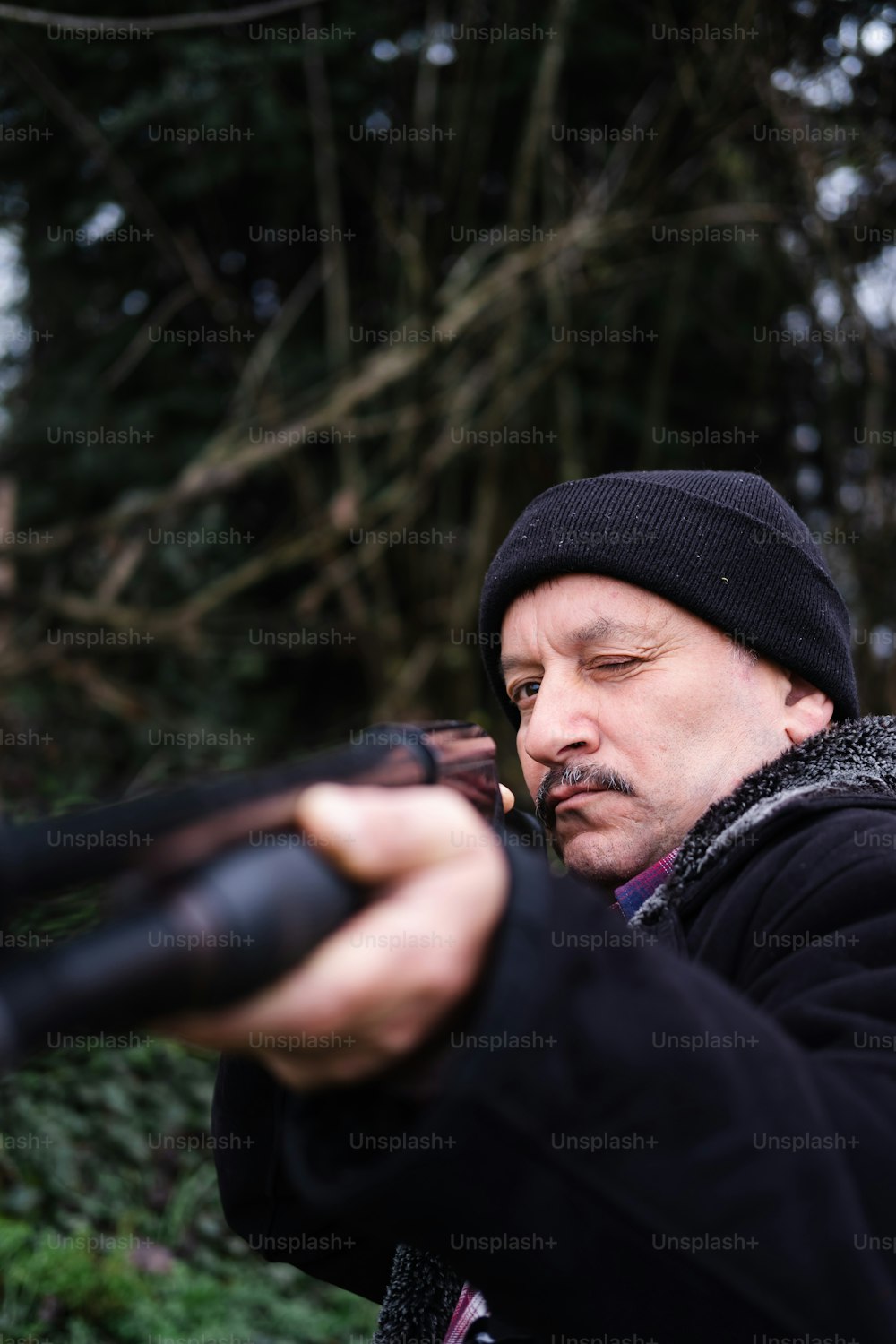 um homem segurando uma arma em sua mão direita