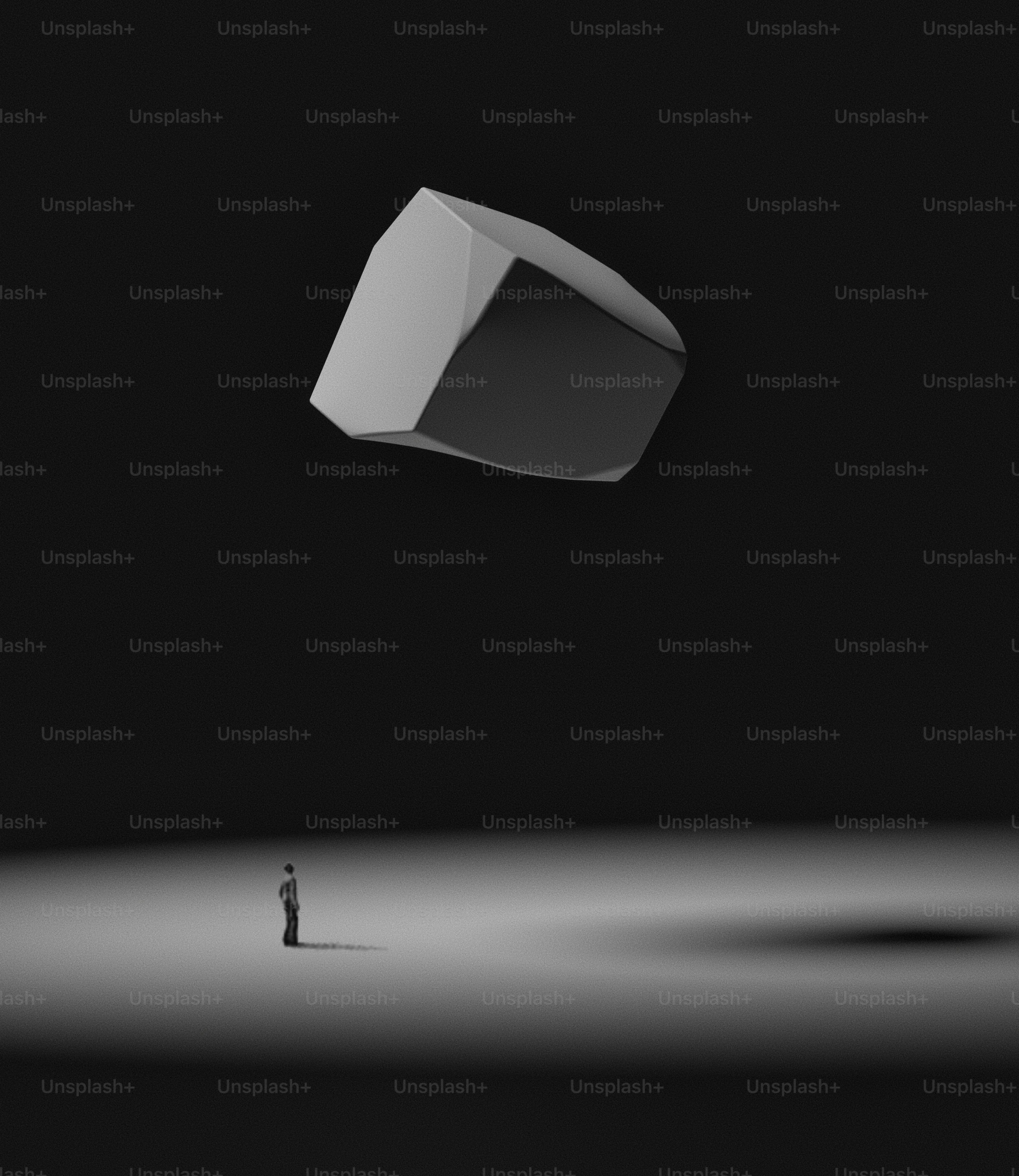 uma foto em preto e branco de uma pessoa em pé no escuro