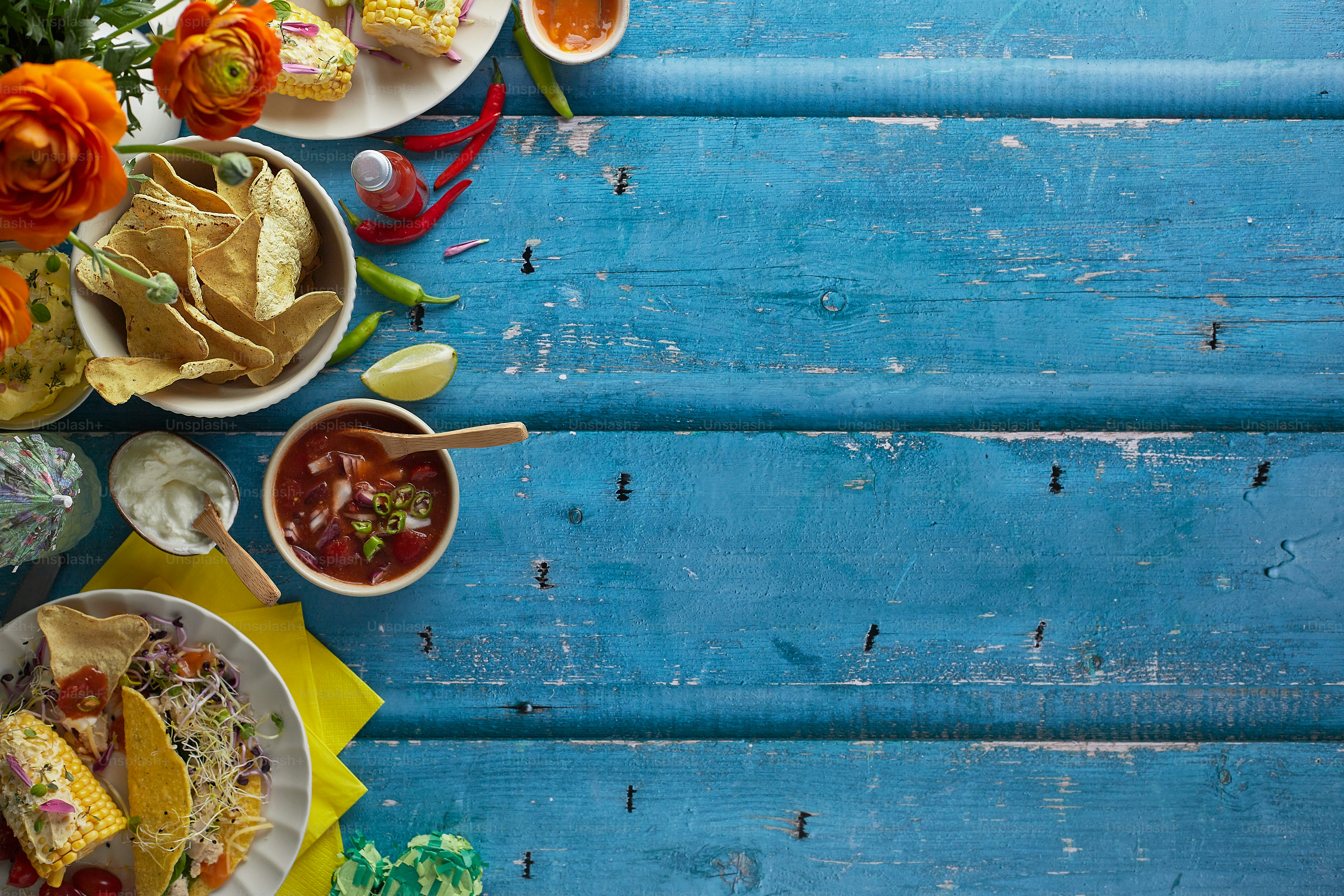 Ein Tisch mit Tellern mit Essen und Schüsseln mit Salsa