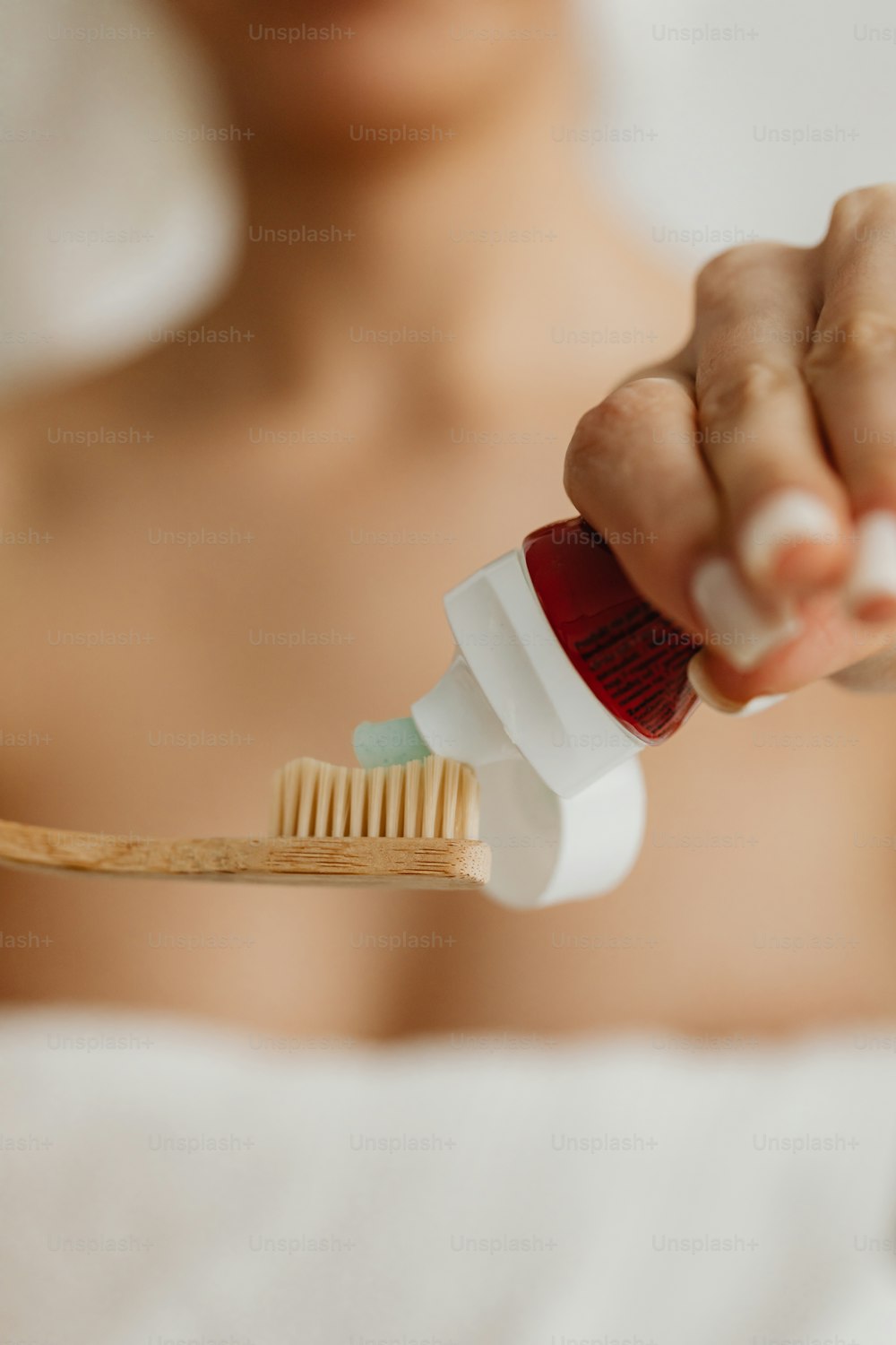 um close up de uma pessoa segurando uma escova de dentes