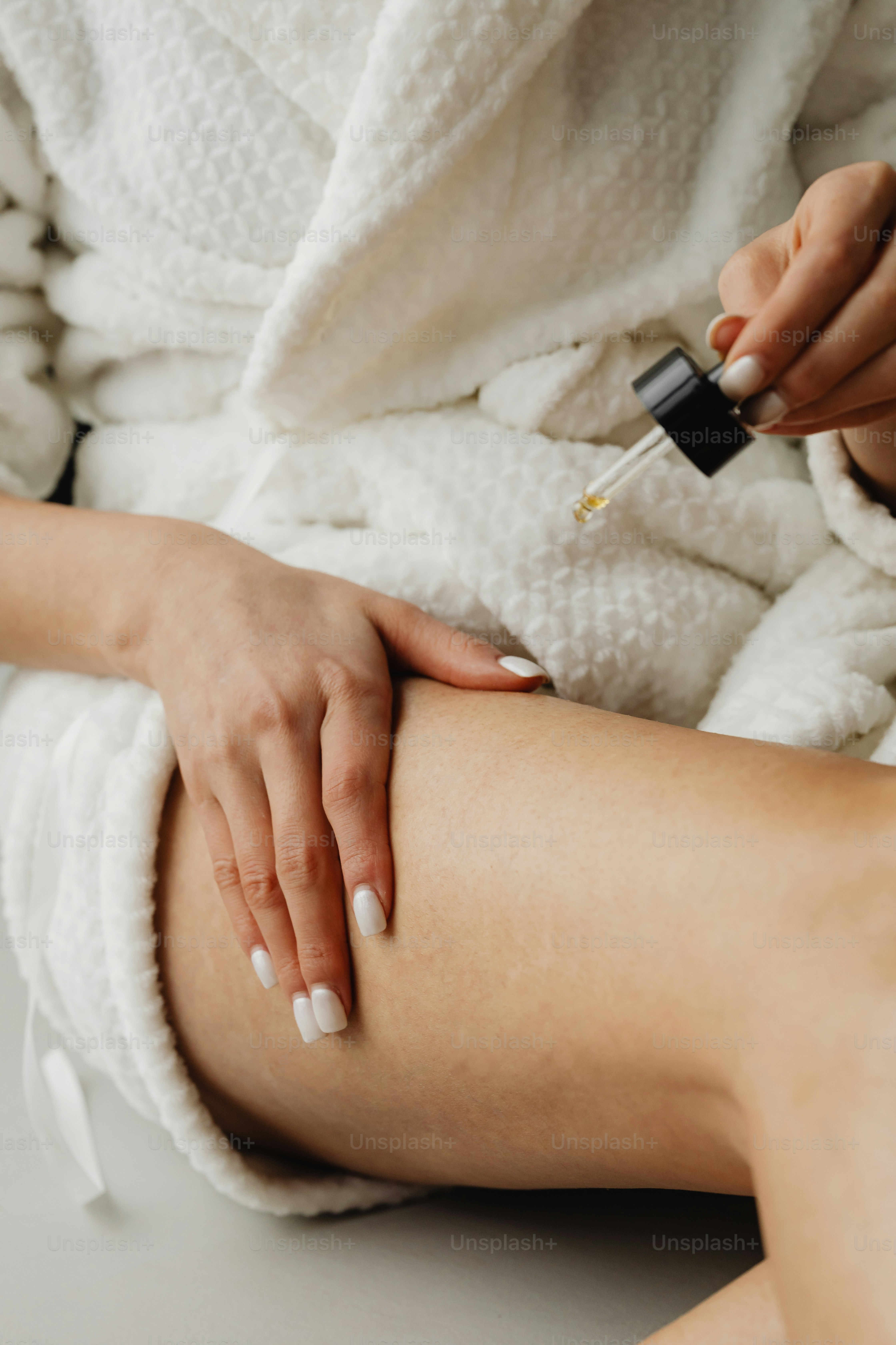 une femme qui se fait appliquer un vaccium vaccium sur sa jambe