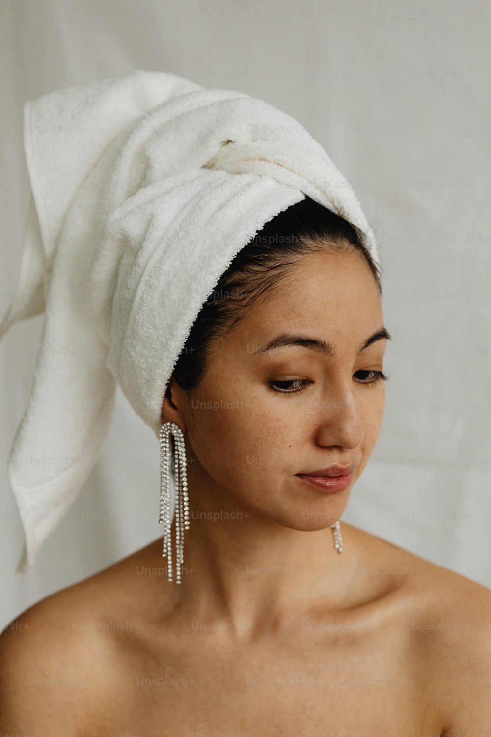 eine Frau mit einem Handtuch auf dem Kopf
