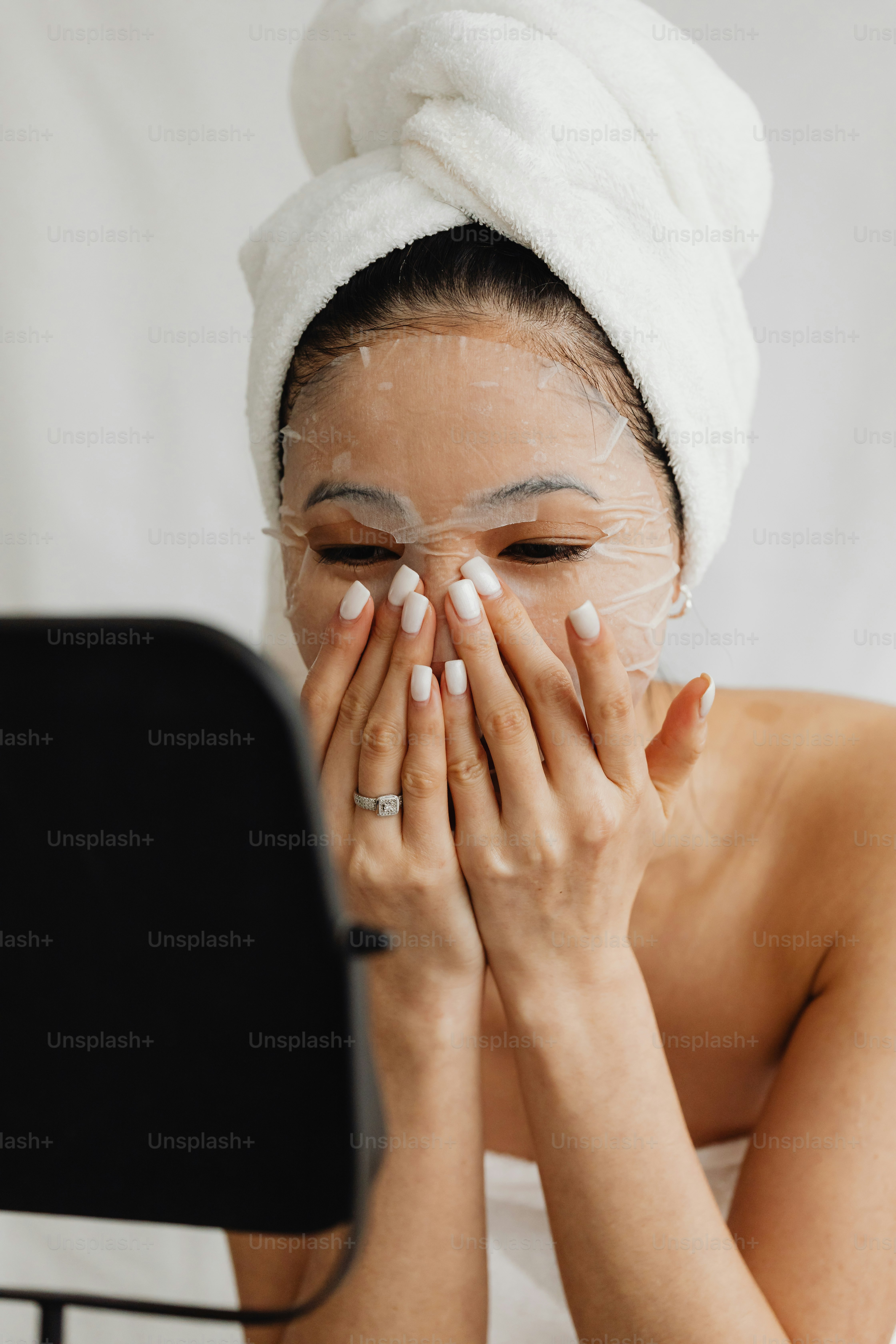 頭にタオルで顔を覆った女性