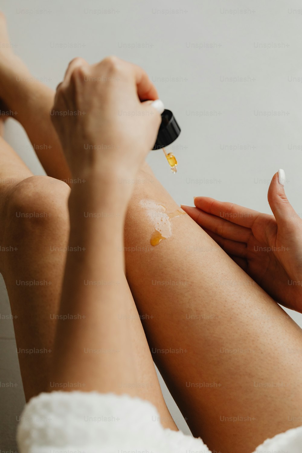 una donna che applica una crema sulle gambe