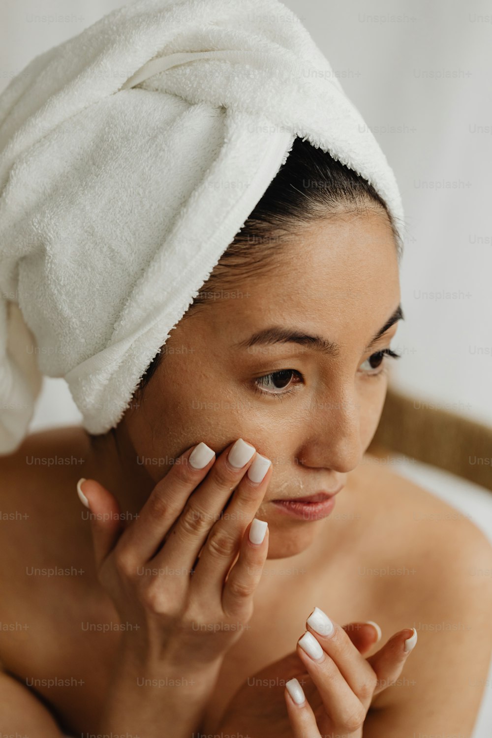 Una donna con un asciugamano in testa