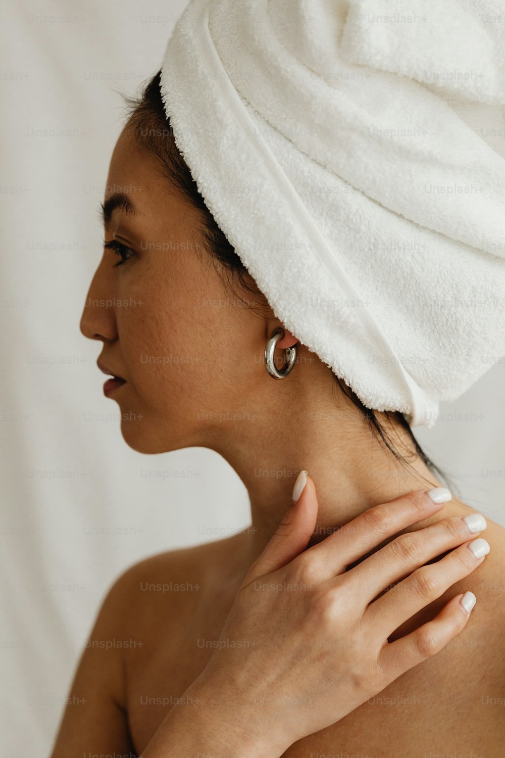 uma mulher com uma toalha na cabeça