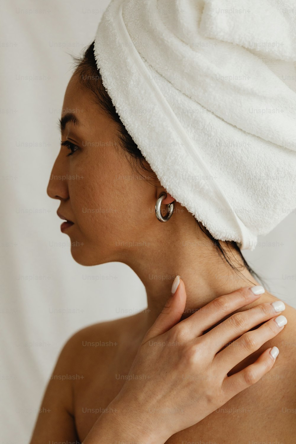 Una mujer con una toalla en la cabeza