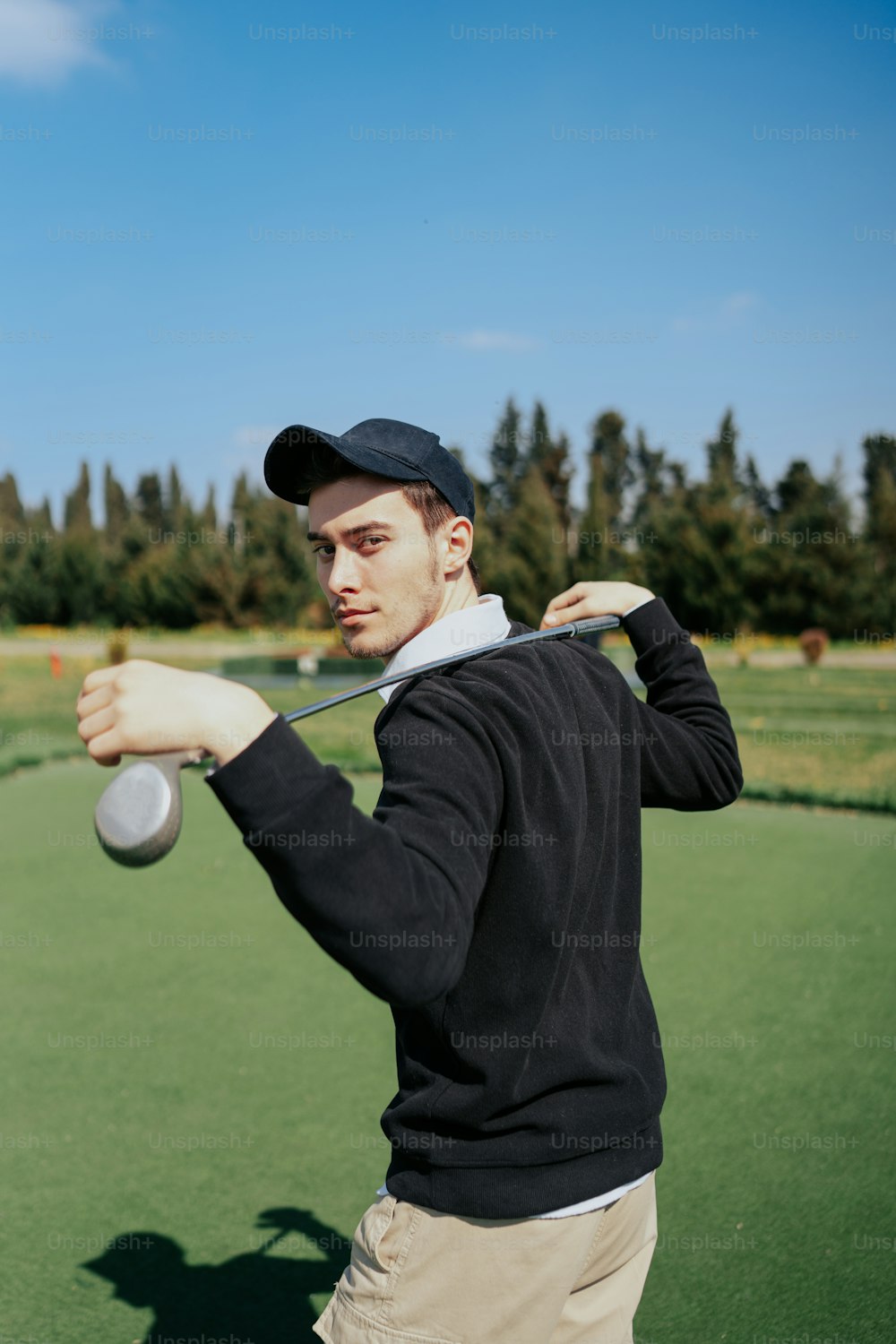 Ein Mann, der einen Golfschläger auf einem Ball schwingt