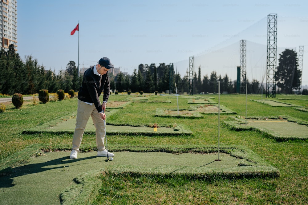 um homem está jogando golfe em um labirinto